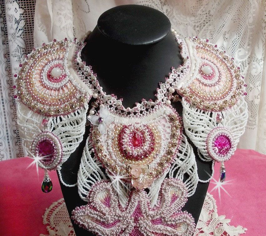 Collier plastron Madame de Pompadour, le plaisir des yeux brodé avec des perles de qualité façon Haute-Couture