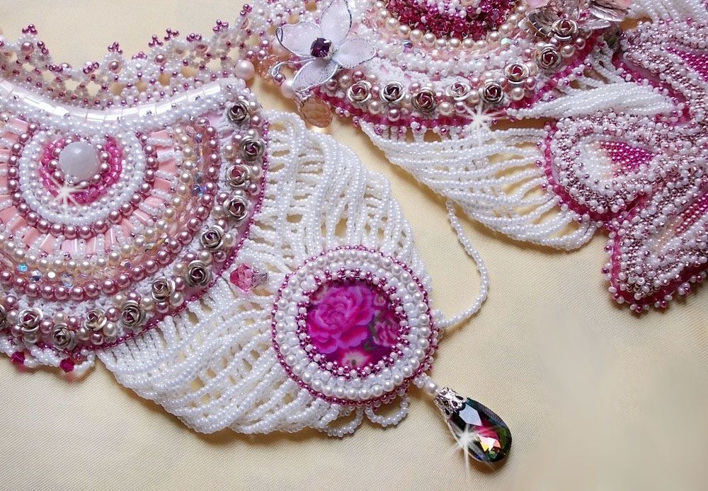 Collier plastron Madame de Pompadour, le plaisir des yeux brodé avec des perles de qualité façon Haute-Couture