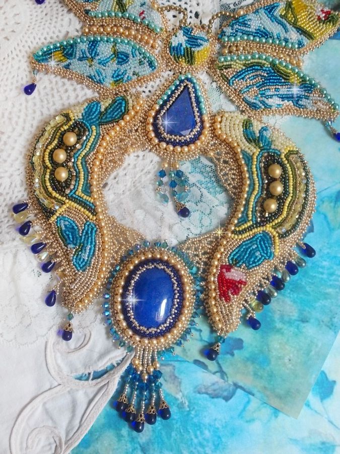 Haute-Couture Collar Mariposa Oro Azul bordado con piedras preciosas, cristales, cuentas de vidrio y rocallas