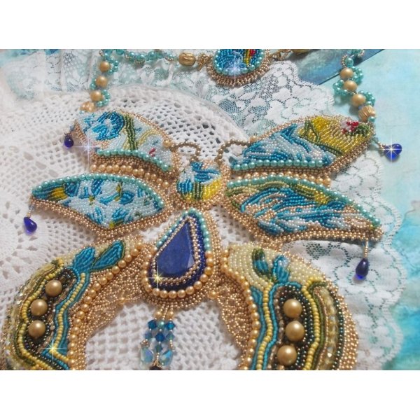 Haute-Couture Collar Mariposa Oro Azul bordado con piedras preciosas, cristales, cuentas de vidrio y rocallas
