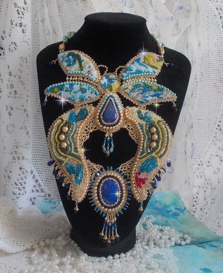 Haute-Couture Collar Mariposa Oro Azul bordado con piedras preciosas, cristales, cuentas de vidrio y rocallas