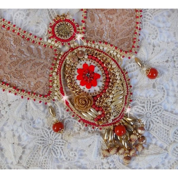 Collar renacentista con cuentas de semillas doradas y rojas