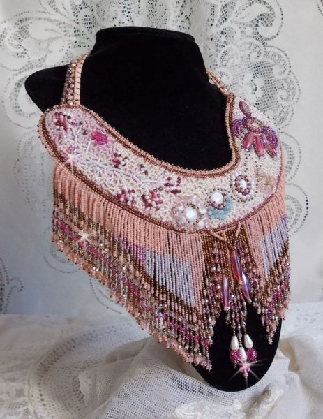 Collar Rosa Eterna bordado con piedras semipreciosas y lleno de abalorios de diversa calidad