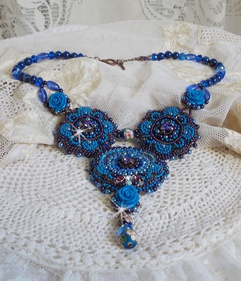 Collar Rosas Azul Royal con cristales de la Casa Swarovski y rocallas