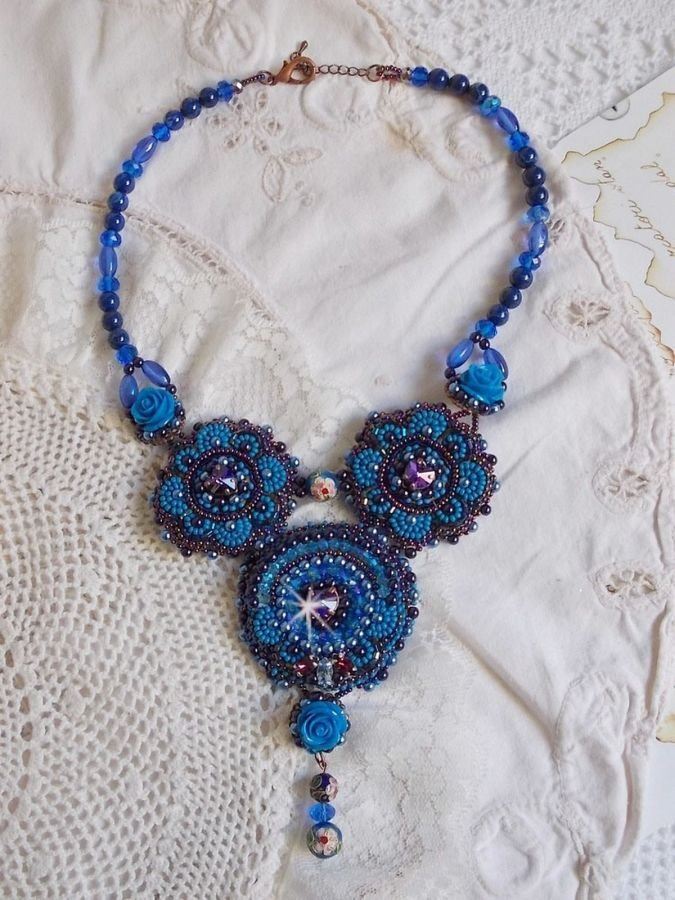 Collar Rosas Azul Royal con cristales de la Casa Swarovski y rocallas