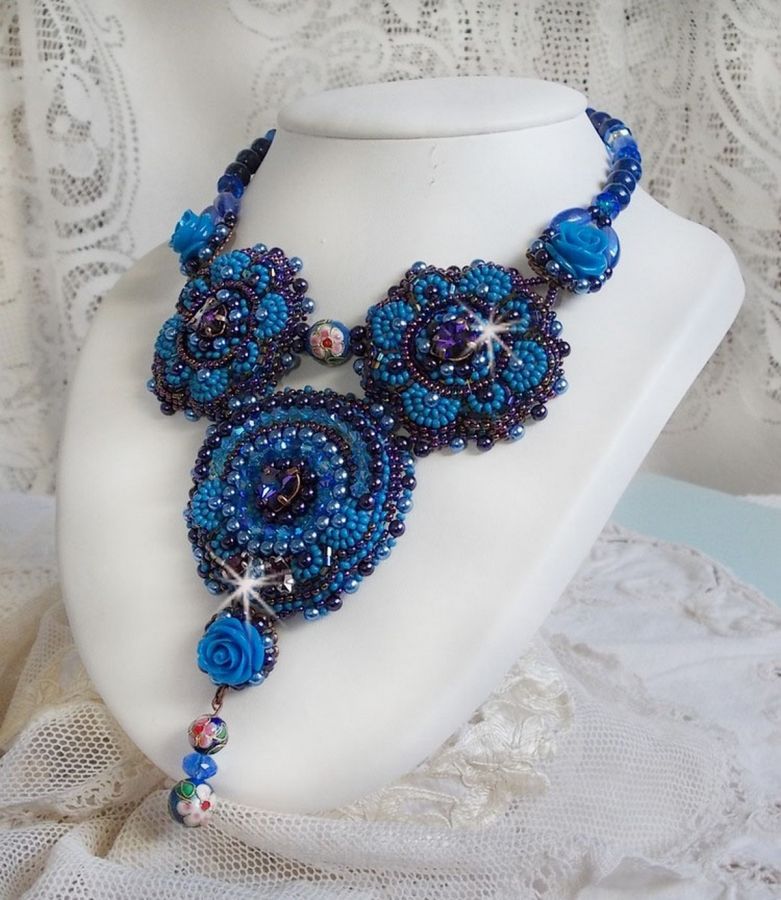 Collar Rosas Azul Royal con cristales de la Casa Swarovski y rocallas