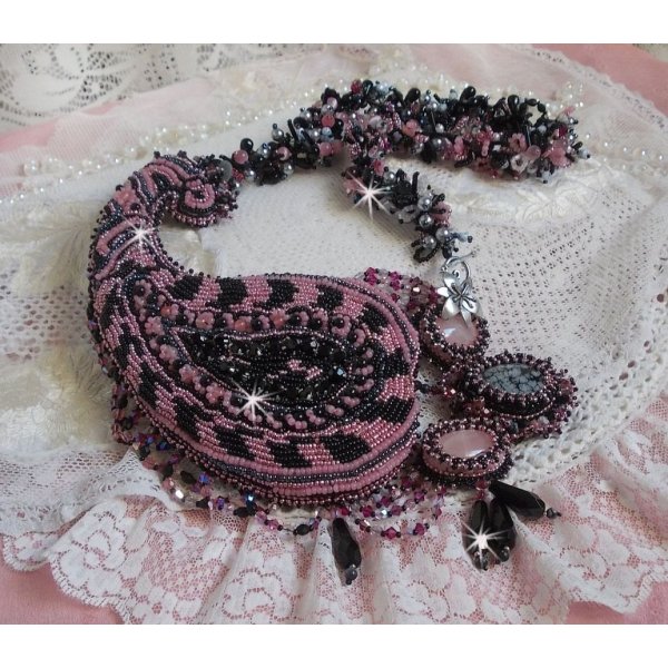 Collar plastr&oacute;n Ville d'un Soir Noir et Rose, un reflejo de luz bordado con Cuarzo y Cristales Swarovski