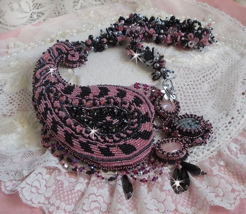 Collar plastrón Ville d'un Soir Noir et Rose, un reflejo de luz bordado con Cuarzo y Cristales Swarovski