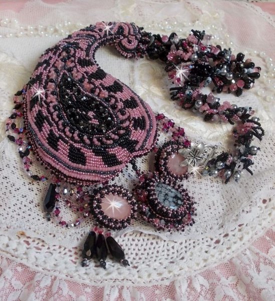 Collar plastr&oacute;n Ville d'un Soir Noir et Rose, un reflejo de luz bordado con Cuarzo y Cristales Swarovski