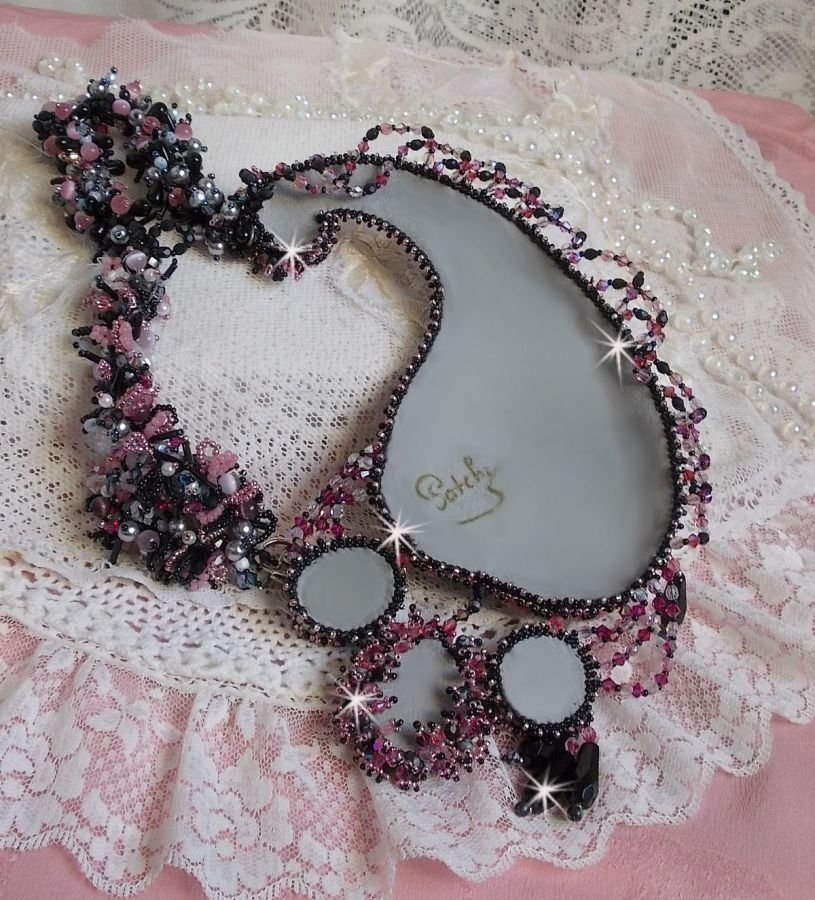 Collar plastrón Ville d'un Soir Noir et Rose, un reflejo de luz bordado con Cuarzo y Cristales Swarovski