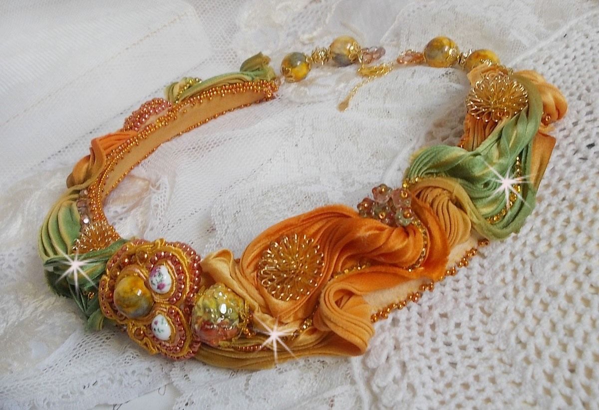 Collar Rumba Haute-Couture bordado con shibori de seda, soutache y cristales Swaroski