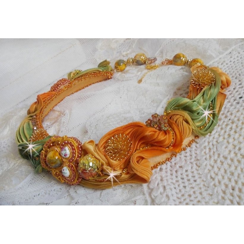 Collar Rumba Haute-Couture bordado con shibori de seda, soutache y cristales Swaroski