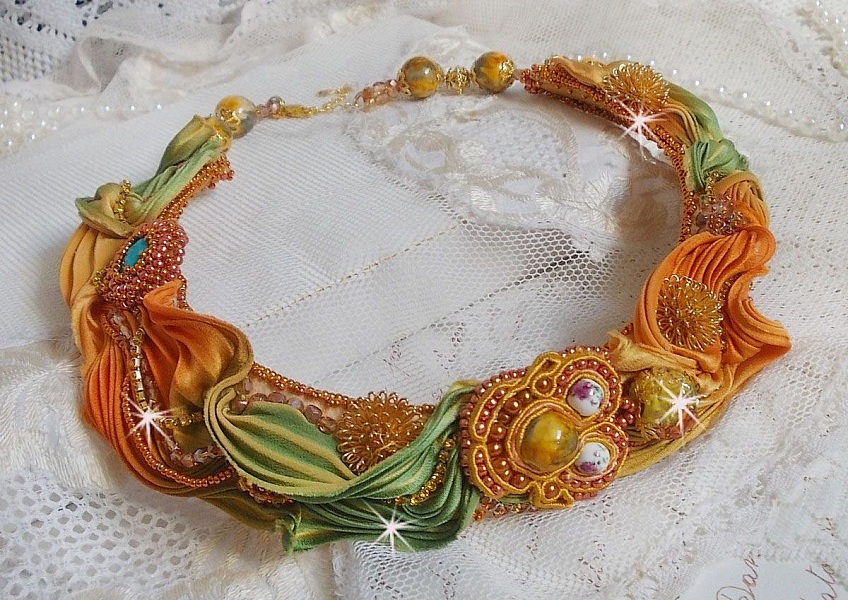 Collar Rumba Haute-Couture bordado con shibori de seda, soutache y cristales Swaroski