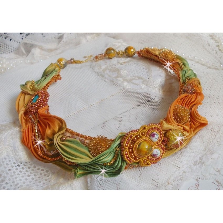 Collar Rumba Haute-Couture bordado con shibori de seda, soutache y cristales Swaroski