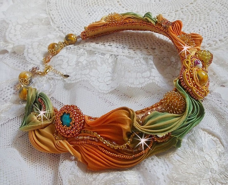 Collar Rumba Haute-Couture bordado con shibori de seda, soutache y cristales Swaroski