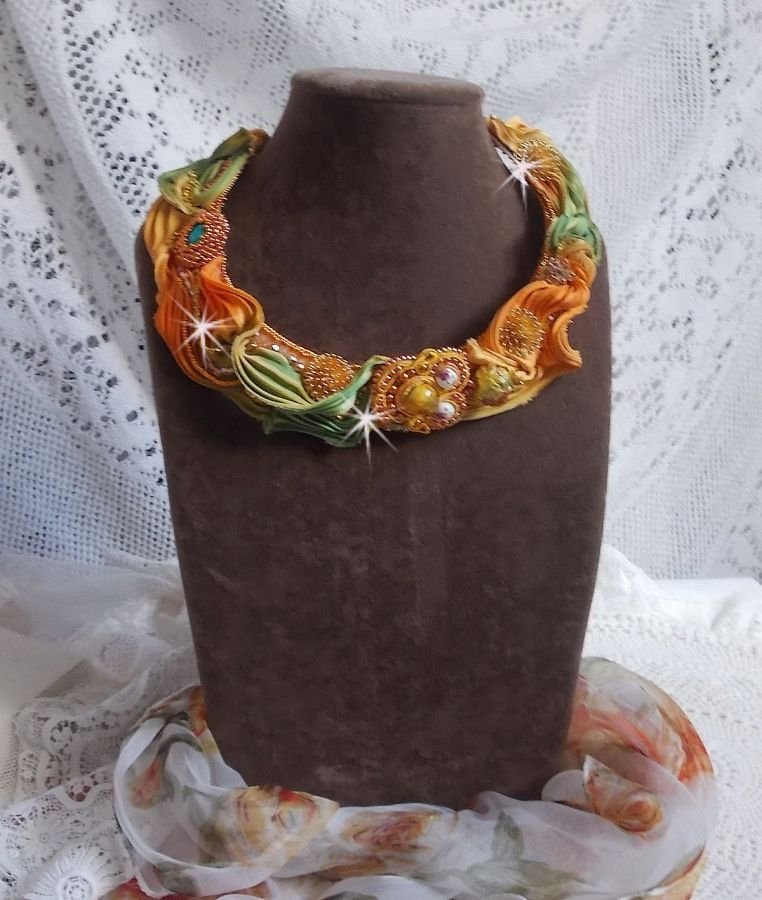 Collar Rumba Haute-Couture bordado con shibori de seda, soutache y cristales Swaroski