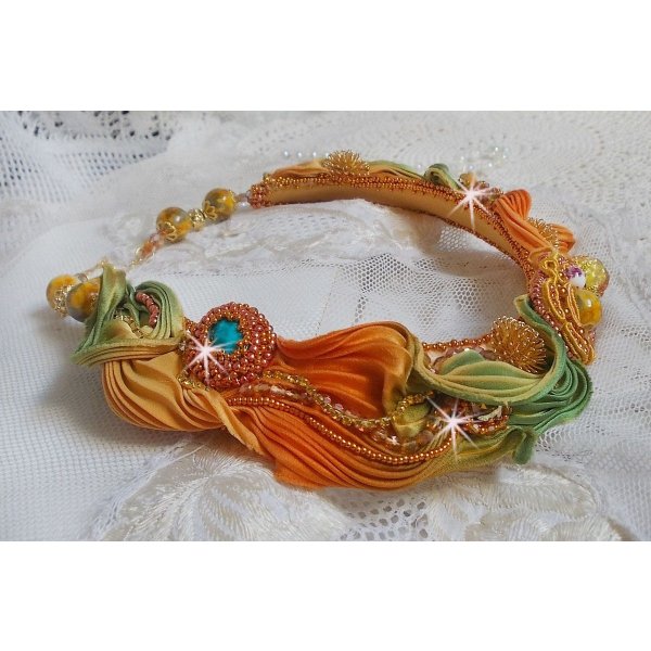 Collar Rumba Haute-Couture bordado con shibori de seda, soutache y cristales Swaroski