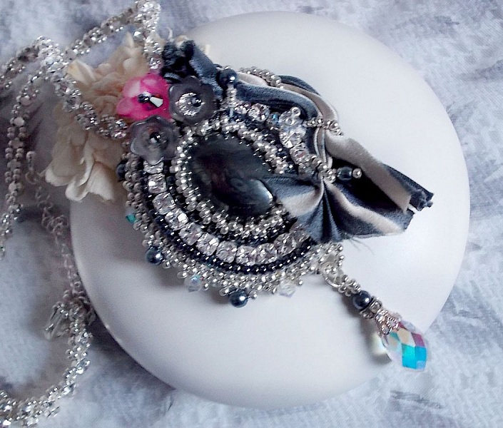 Collier R&ecirc;ves d'un Soir cr&eacute;e avec un ruban de Soie Gris et Blanc; des fleurs Lucite, des cristaux et des Rocailles 
