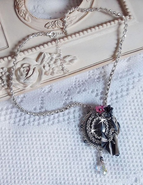 Collier R&ecirc;ves d'un Soir cr&eacute;e avec un ruban de Soie Gris et Blanc; des fleurs Lucite, des cristaux et des Rocailles 