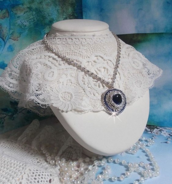 Collar de zafiro azul con coraz&oacute;n de cristal de Swarovski, cuentas de plata Miyuki, abalorios, cierre de plata 925/1000 y cadena de extensi&oacute;n