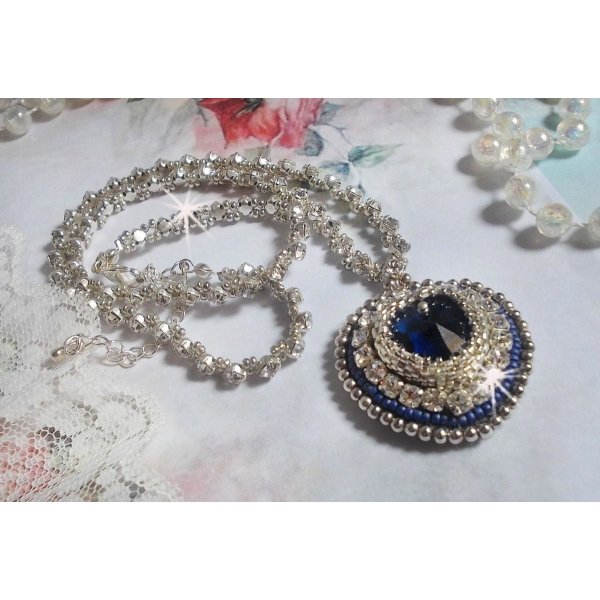 Collar de zafiro azul con coraz&oacute;n de cristal de Swarovski, cuentas de plata Miyuki, abalorios, cierre de plata 925/1000 y cadena de extensi&oacute;n