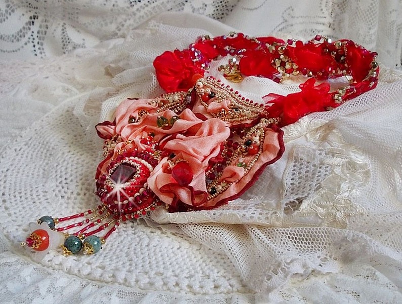 Collier plastron Secret Oriental brod&eacute; avec un cabochon en verre tr&egrave;s ancien et des toupies en cristal de Swarovski