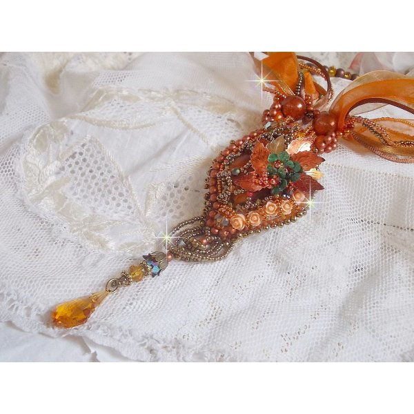 Colgante Souffle d'Automne Chic Ethnique, bordado con perlas y cristal de Swarovski 