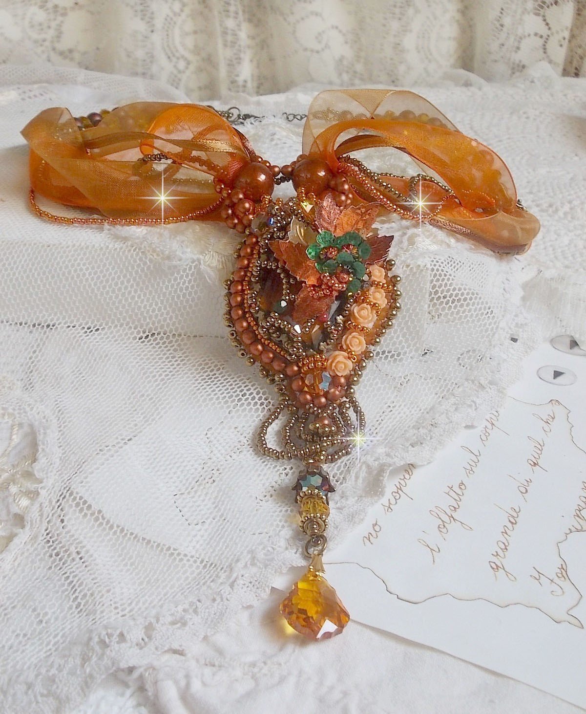 Colgante Souffle d'Automne Chic Ethnique, bordado con perlas y cristal de Swarovski 