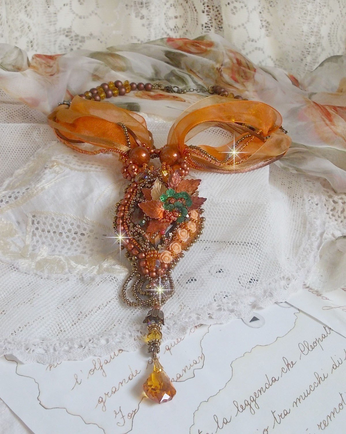 Colgante Souffle d'Automne Chic Ethnique, bordado con perlas y cristal de Swarovski 