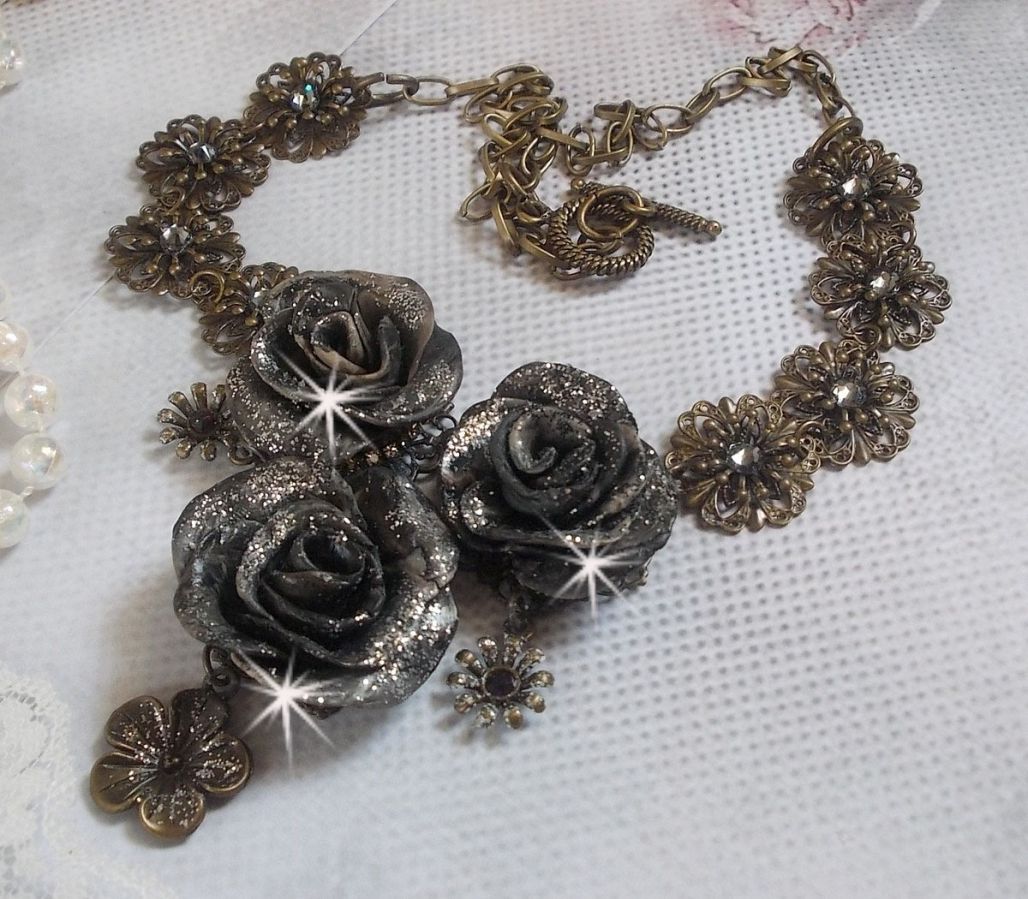 Collar Steampunk Queen creado con rosas de porcelana negra y marrón, cabujones de cristal y accesorios de bronce