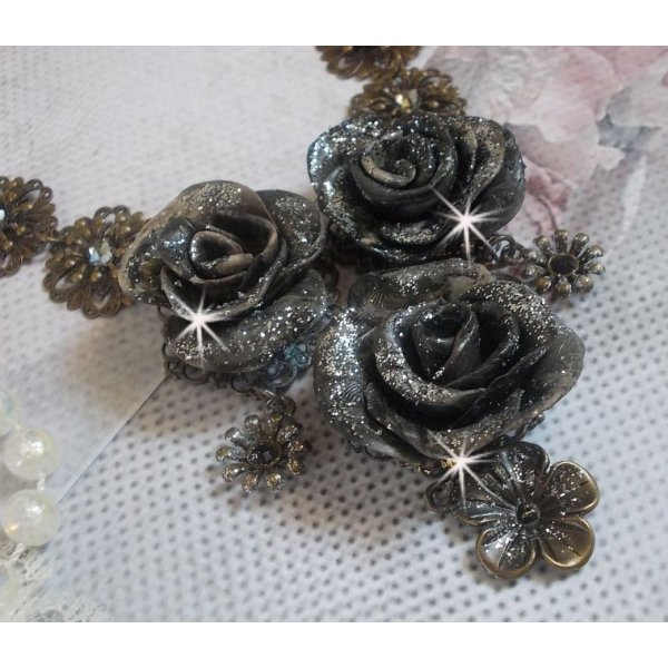 Collar Steampunk Queen creado con rosas de porcelana negra y marr&oacute;n, cabujones de cristal y accesorios de bronce