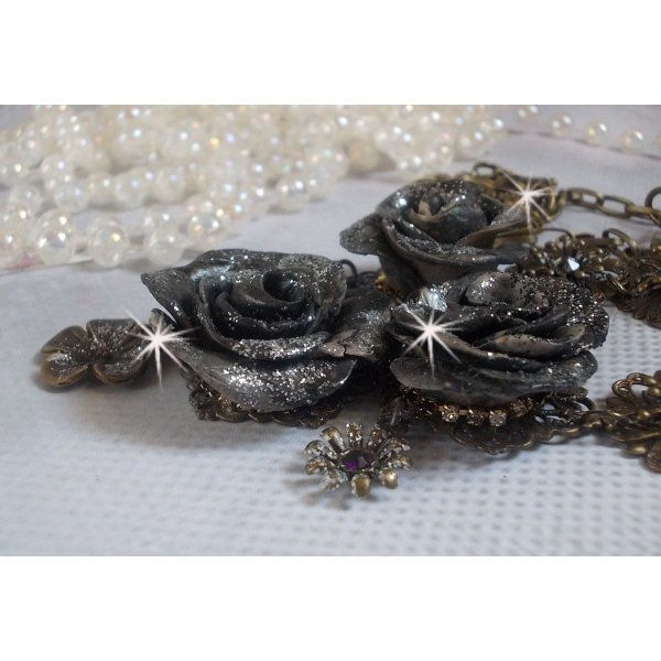 Collar Steampunk Queen creado con rosas de porcelana negra y marr&oacute;n, cabujones de cristal y accesorios de bronce