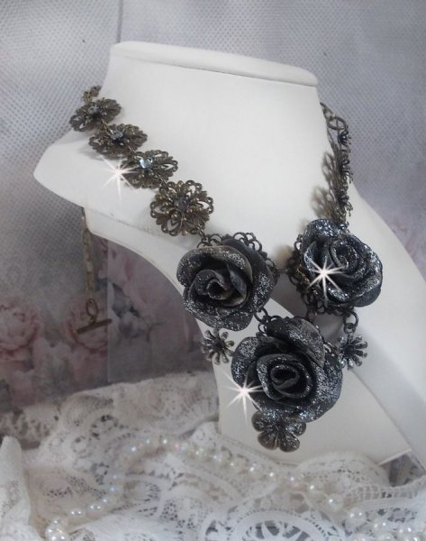 Collar Steampunk Queen creado con rosas de porcelana negra y marr&oacute;n, cabujones de cristal y accesorios de bronce