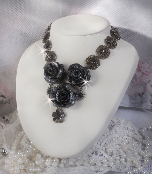 Collar Steampunk Queen creado con rosas de porcelana negra y marr&oacute;n, cabujones de cristal y accesorios de bronce