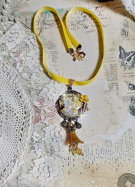 Collier Sunny Side mont&eacute; avec cabochon en r&eacute;sine repr&eacute;sentant une femme en robe Mauve avec un oiseau, cristaux, fleur &eacute;poxy, ruban, Jade en pierre de gemme, breloques aux couleurs Jaune et Bronze