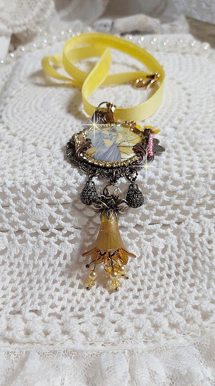 Collier Sunny Side mont&eacute; avec cabochon en r&eacute;sine repr&eacute;sentant une femme en robe Mauve avec un oiseau, cristaux, fleur &eacute;poxy, ruban, Jade en pierre de gemme, breloques aux couleurs Jaune et Bronze