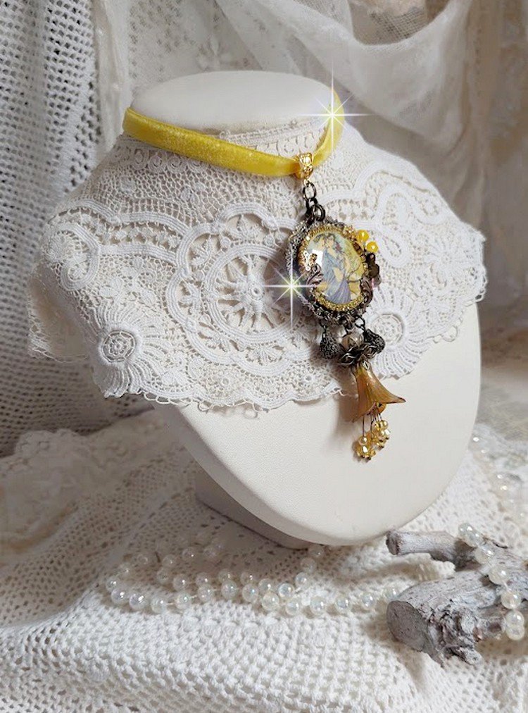 Collier Sunny Side monté avec cabochon en résine représentant une femme en robe Mauve avec un oiseau, cristaux, fleur époxy, ruban, Jade en pierre de gemme, breloques aux couleurs Jaune et Bronze