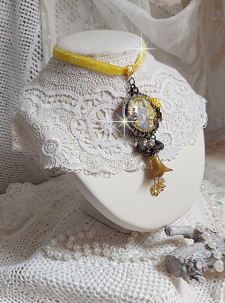 Collier Sunny Side mont&eacute; avec cabochon en r&eacute;sine repr&eacute;sentant une femme en robe Mauve avec un oiseau, cristaux, fleur &eacute;poxy, ruban, Jade en pierre de gemme, breloques aux couleurs Jaune et Bronze