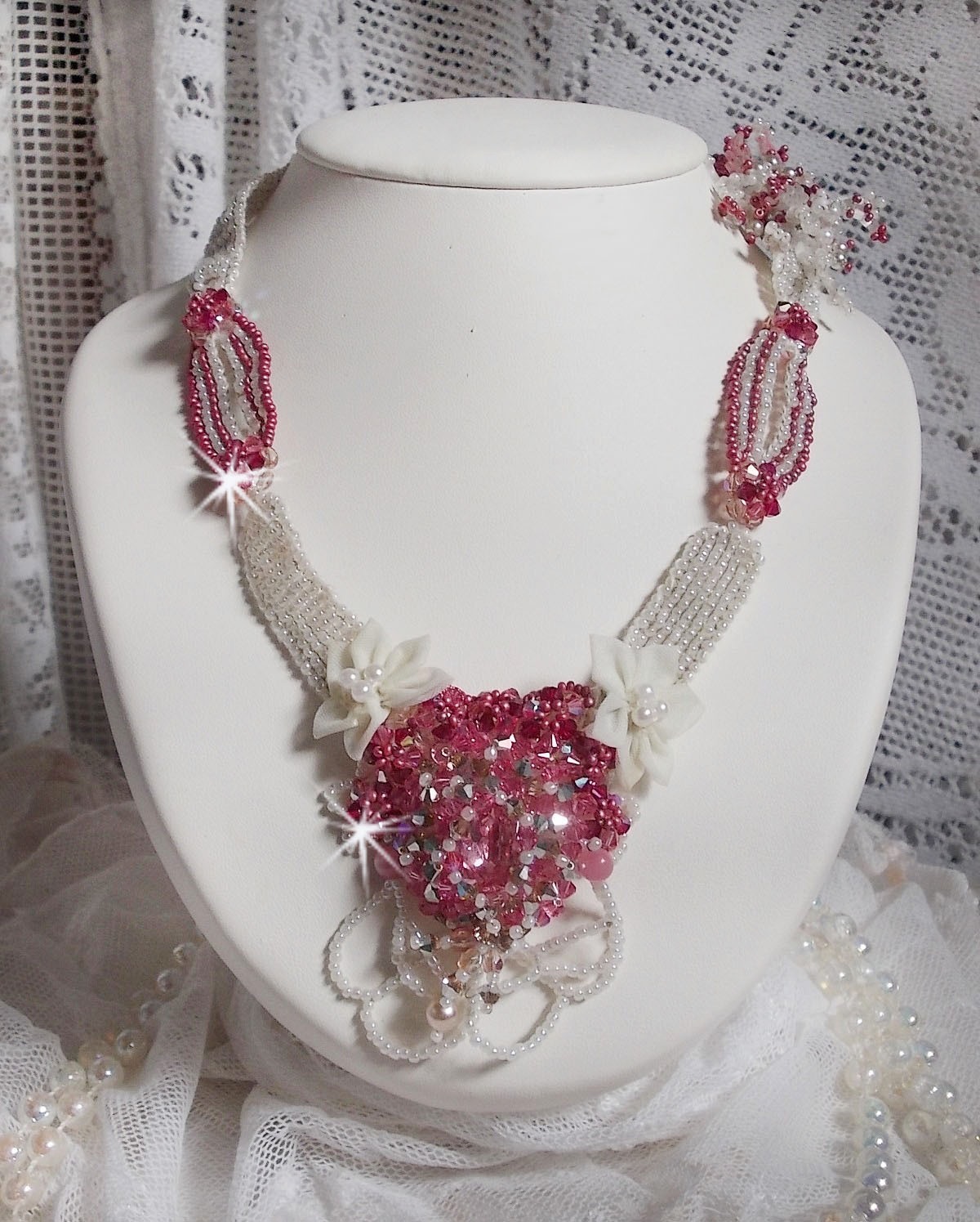 Collier Rose des Sables brodé avec des rocailles roses, blanc nacré et des cristaux de Swarovski