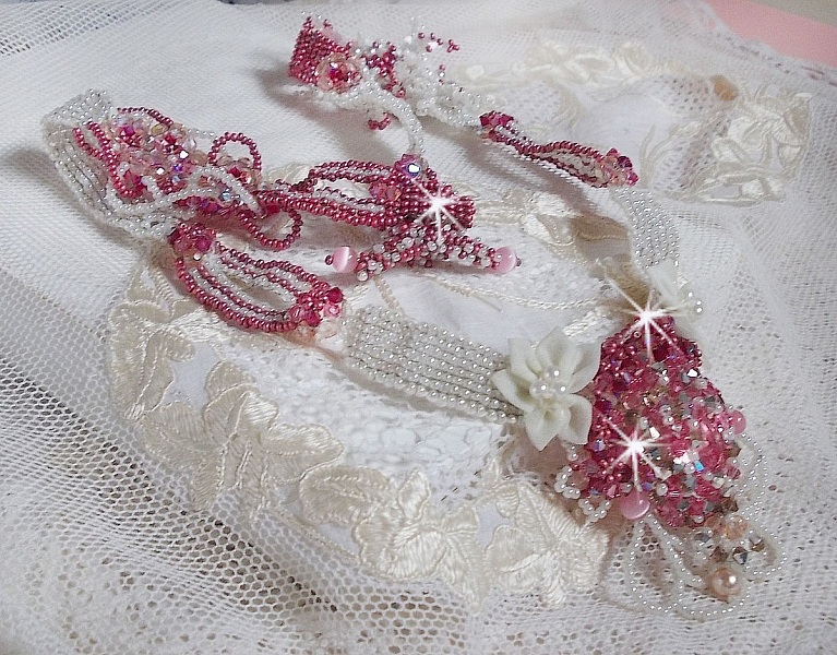 Collier Rose des Sables brod&eacute; avec des rocailles roses, blanc nacr&eacute; et des cristaux de Swarovski