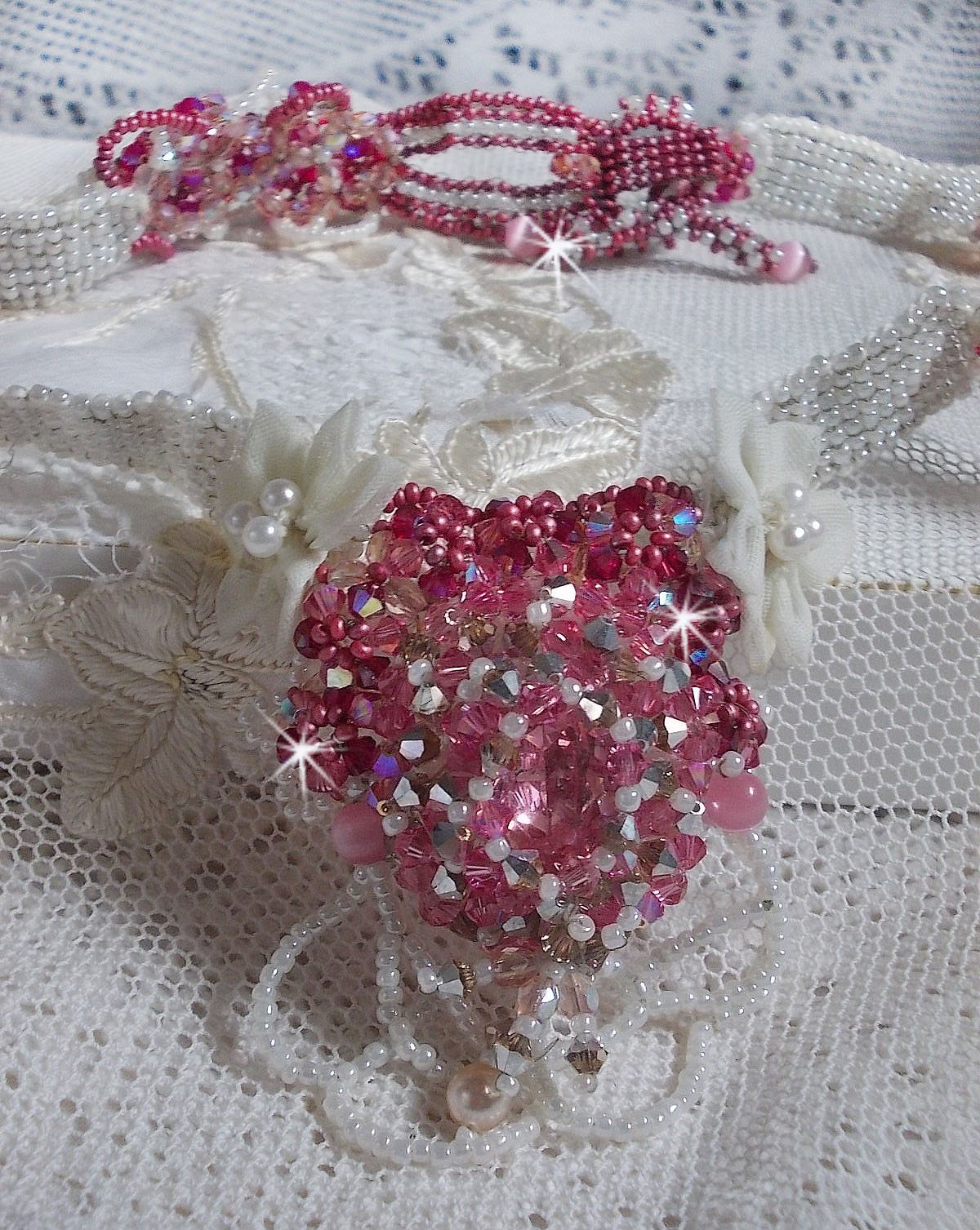 Collier Rose des Sables brodé avec des rocailles roses, blanc nacré et des cristaux de Swarovski