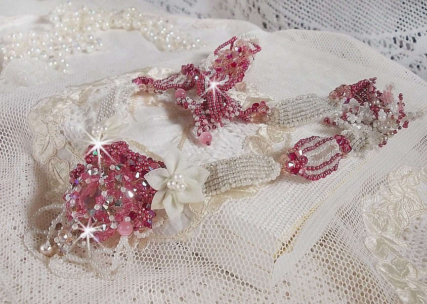 Collier Rose des Sables brod&eacute; avec des rocailles roses, blanc nacr&eacute; et des cristaux de Swarovski