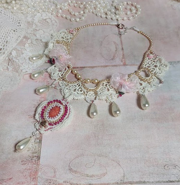 Collar victoriano Valmont bordado con encaje marfil, cuentas de perlas y cristales de Swarovski