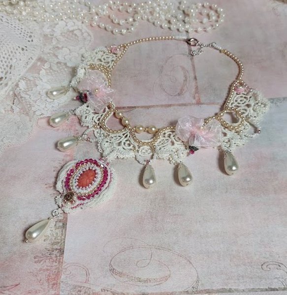 Collar victoriano Valmont bordado con encaje marfil, cuentas de perlas y cristales de Swarovski