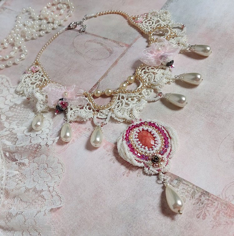 Collar victoriano Valmont bordado con encaje marfil, cuentas de perlas y cristales de Swarovski