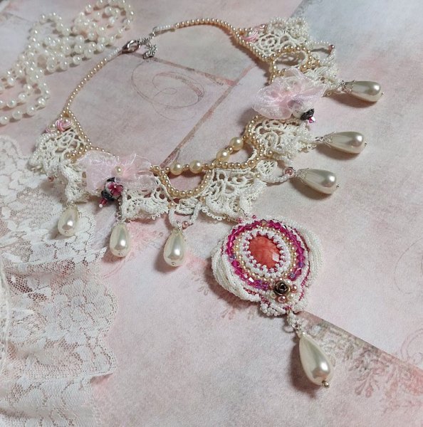 Collar victoriano Valmont bordado con encaje marfil, cuentas de perlas y cristales de Swarovski