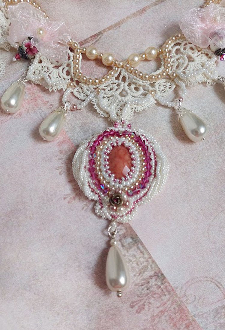 Collar victoriano Valmont bordado con encaje marfil, cuentas de perlas y cristales de Swarovski