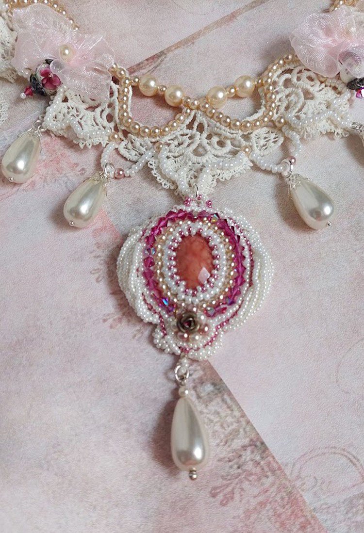 Collar victoriano Valmont bordado con encaje marfil, cuentas de perlas y cristales de Swarovski