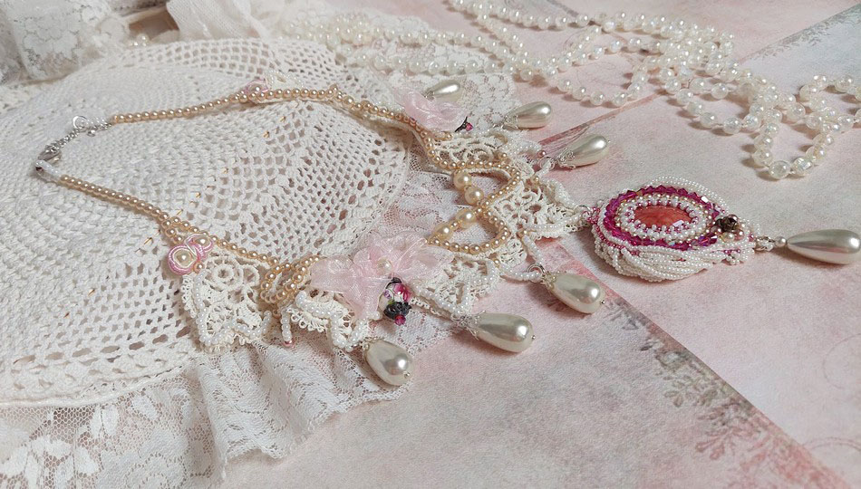Collar victoriano Valmont bordado con encaje marfil, cuentas de perlas y cristales de Swarovski