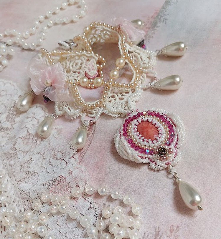 Collar victoriano Valmont bordado con encaje marfil, cuentas de perlas y cristales de Swarovski